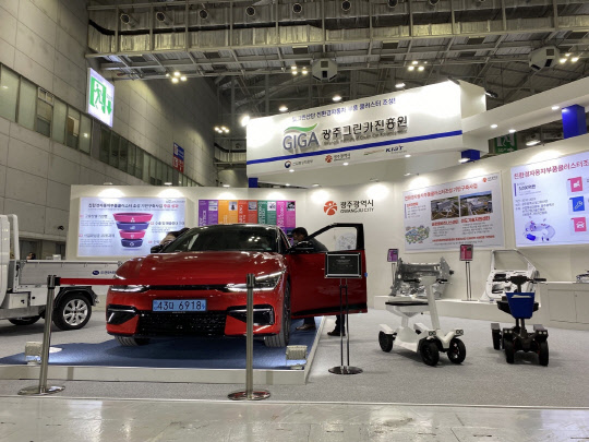 기아 EV6(왼쪽) 및 마루이엔지의 4륜 모빌리티(오른쪽). 장우진 기자